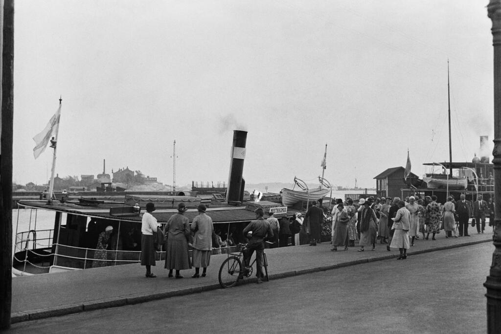 Skärgårdsfartyget s/s Mustikkamaa avgår från kajen i Sandviken på 1930-talet. Foto: Helsingfors stadsmuseum / Aarne Pietinen Oy