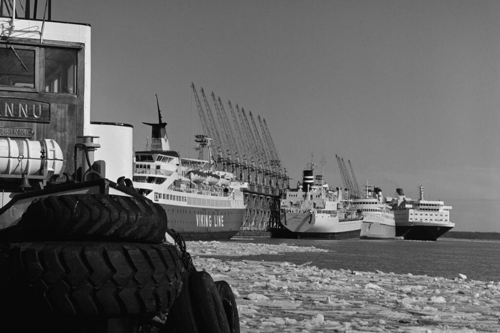 Säännöllinen laivaliikenne Helsingistä Tukholmaan alkoi vasta 1972. Kuvassa laivoja Eteläsatamassa ja Katajanokanlaiturissa: matkustaja-autolautta m/s Viking 6, kuivalastialus m/s Ariel, matkustaja-alus m/s Finnhansa ja matkustaja-autolautta GTS Finnjet. Ennen ro-ro-aluksia eli keulasta tai perästä lastattavia aluksia nostokurjet olivat yleinen näky satama-alueilla. Kuvaaja: Helsingin kaupunginmuseo / Volker von Bonin