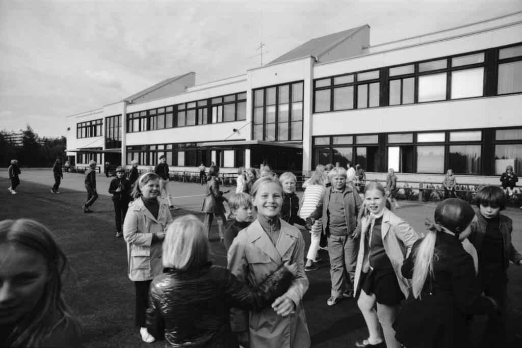 Kaupungin kasvu ja peruskoulu-uudistus loivat tarpeen rakentaa uusia kouluja lähiöihin. Lapset leikkivät Yliskylän koulun (nyk. Laajasalon peruskoulu) pihalla vuonna 1970. Kuvaaja: Helsingin kaupunginmuseo / Simo Rista