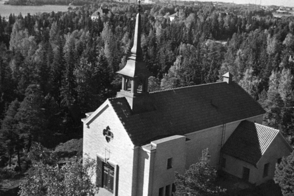 Arkkitehti Bertel Jungin suunnittelema Kulosaaren kirkko rakennettiin tiilestä ja betonista ja vihittiin 1.12.1935.  Kuvaaja: Helsingin kaupunginmuseo