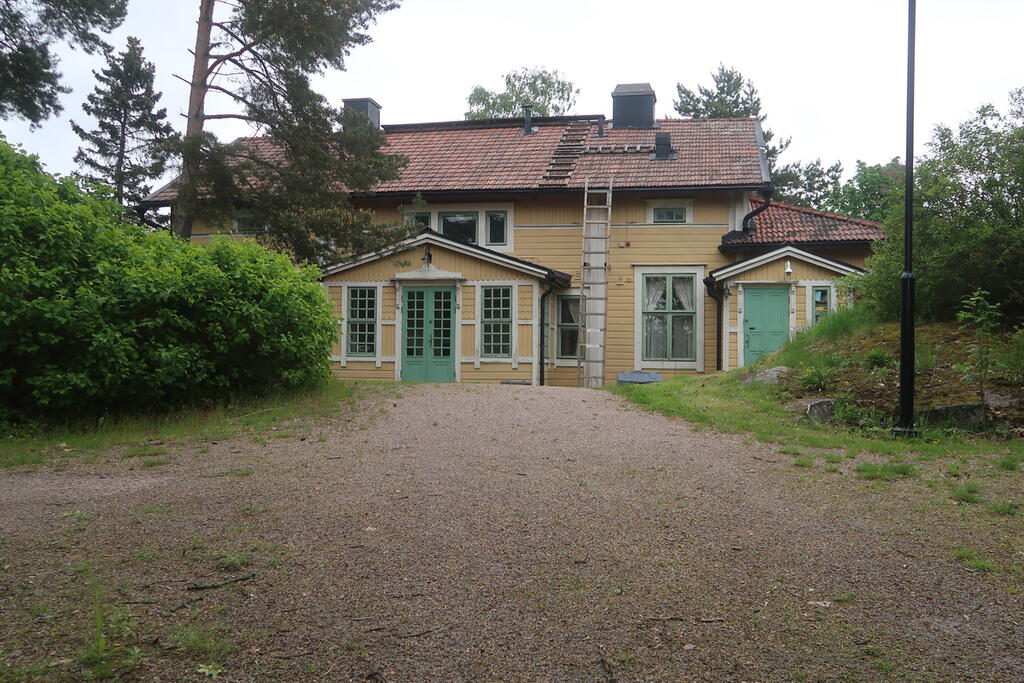 Forsbyn tilan päärakennus, joka toimi vuodesta 1909 Helsingin kaupungin vesilaitoksen kemistin asuintalona. Kuvaaja: Helsingin kaupunginmuseo