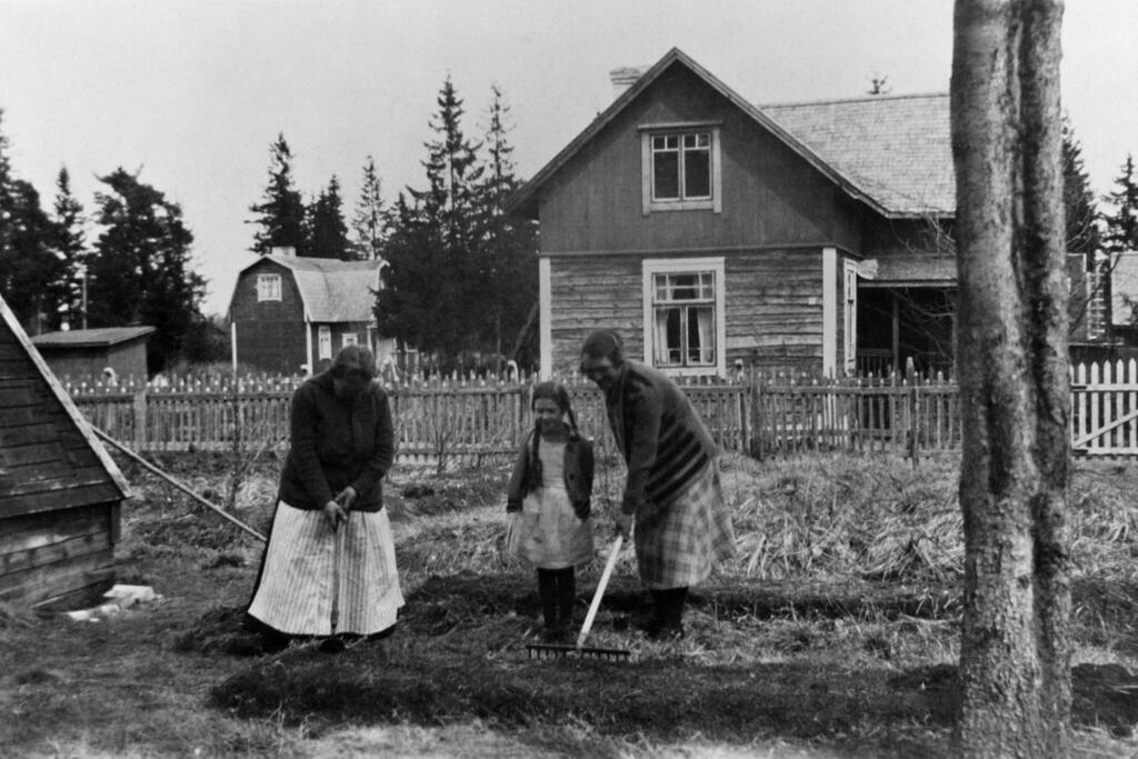 Talon omistaja, torikauppias Fredrika Sofia Westerberg valmistelee kasvimaataan veljentyttärensä Lydia Alexandra Löflundin ja tämän tyttären Mary Caritan avustamana Tapanilassa, nykyisen Terveystien paikkeilla. Kuvaaja: Helsingin kaupunginmuseo / Harald Löflund