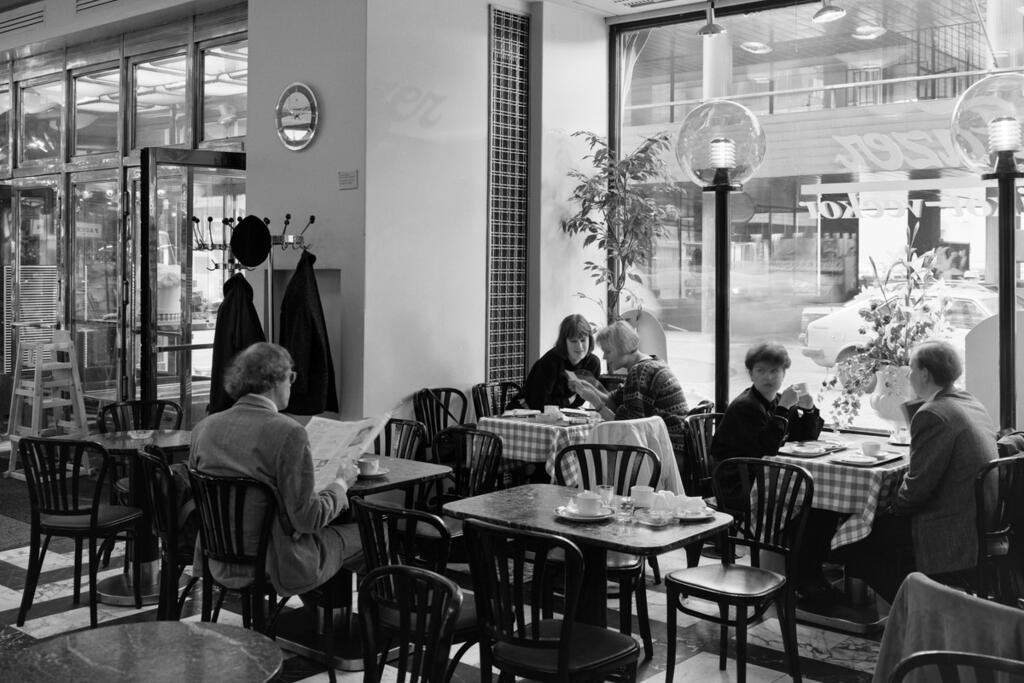 I inredningen av Glogatans Fazer har man inte alltid respekterat det anrika kaféets historia. Så här såg kaféet ut år 1989.  Foto: Helsingfors stadsmuseum / Kari Hakli