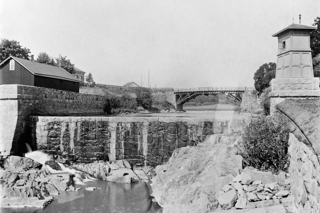 Vattenverkets damm vid Gammelstadsforsen på 1890-talet. Foto: Helsingfors stadsmuseum