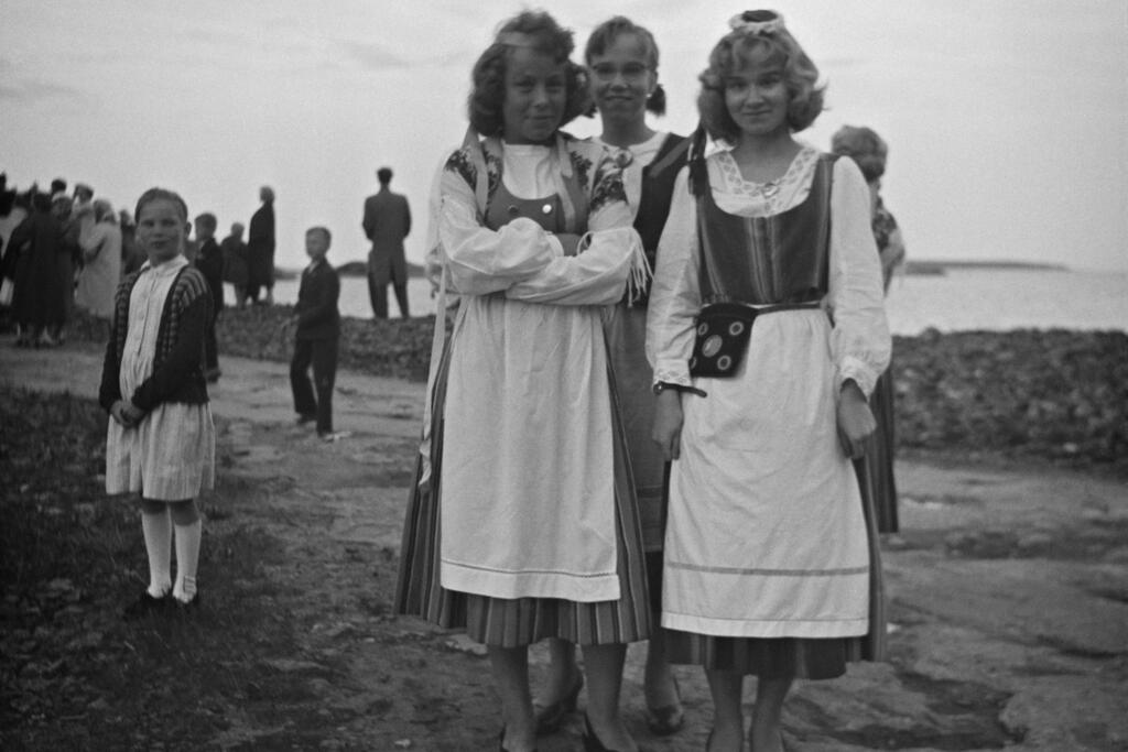 Traditionellt midsommarfirande på Skanslandet på 1950-talet. Foto: Helsingfors stadsmuseum / Taisto Haimakainen