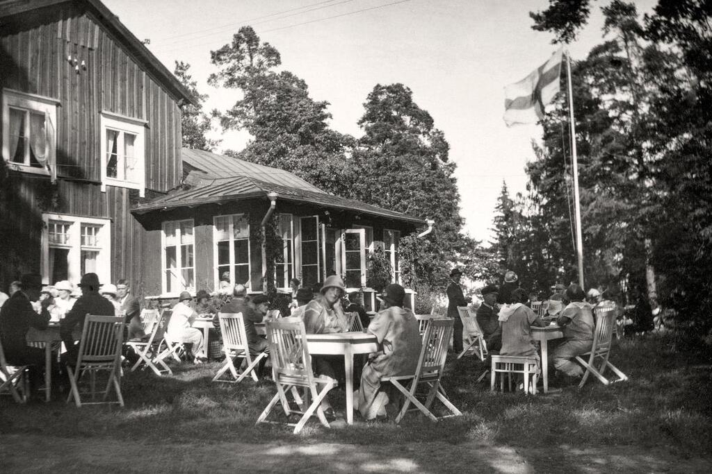 Munkkiniemen kartanon entisestä kalastajantorpasta tuli ravintola vuonna 1915. Tässä nautitaan kesäpäivästä vuonna 1926. Kuvaaja: Museovirasto