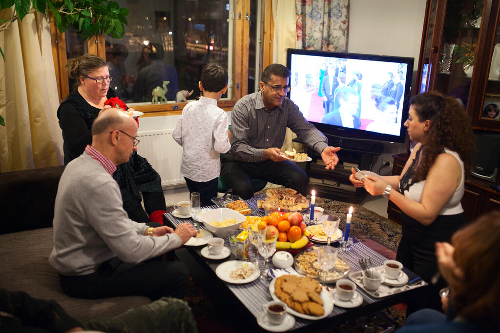 Azizin perheen kotona vietetään itsenäisyyspäivänjuhlia 6.12.2017. Perheellä on tapana juhlia itsenäisyyspäivää yhdessä ystävien ja naapureiden kanssa.  Kuvaaja: Museovirasto / Eva Persson