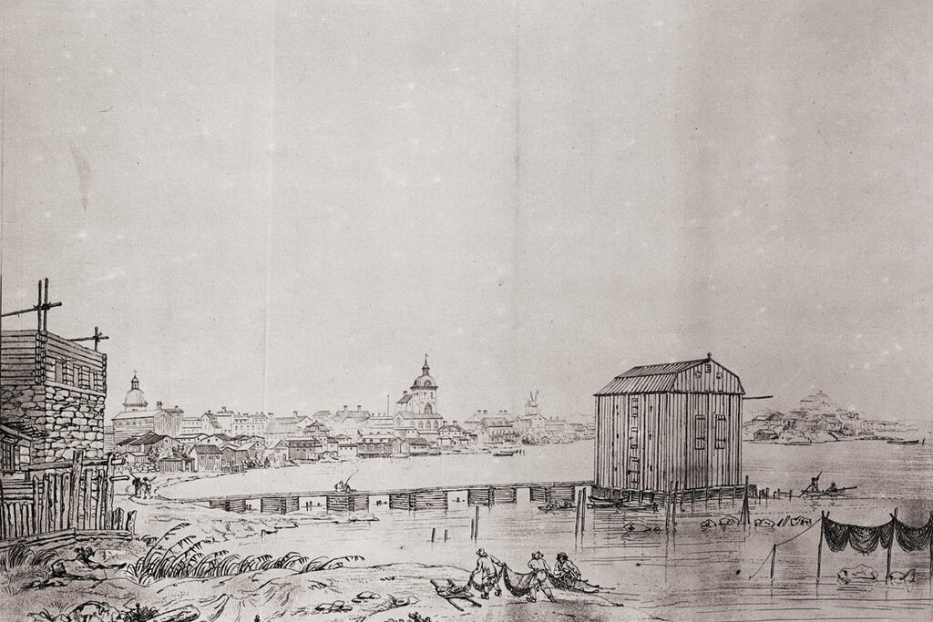 Helsingin siluetti oli 1700-luvulla nykyistä matalampi. Louis Belangerin etsaus vuodelta 1798 kuvaa kaupunkia ja sen rantamakasiineja Eteläsatamasta katsottuna. Vasemmalla on Ullanlinnan uuden viinanpolttamon rakennustyömaa.  Kuvaaja: Helsingin kaupunginmuseo