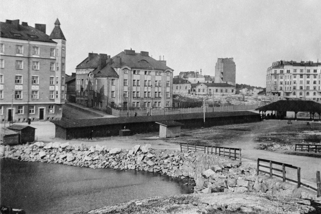 Ebeneser-koti ympäristöineen vuonna 1919. Harjutorin kohdalla oli ennen lampi, jonka jäänne lienee kuvassa vasemmalla etualalla. Kuvaaja: Helsingin kaupunginmuseo