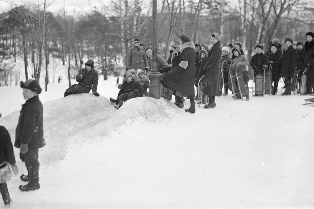 Laskiaisen tunnetuin ja suosituin perinne on Helsingissäkin mäenlasku. Tässä vietetään laskiaista helmikuussa 1934. Kuvaaja: Museovirasto / Pietinen