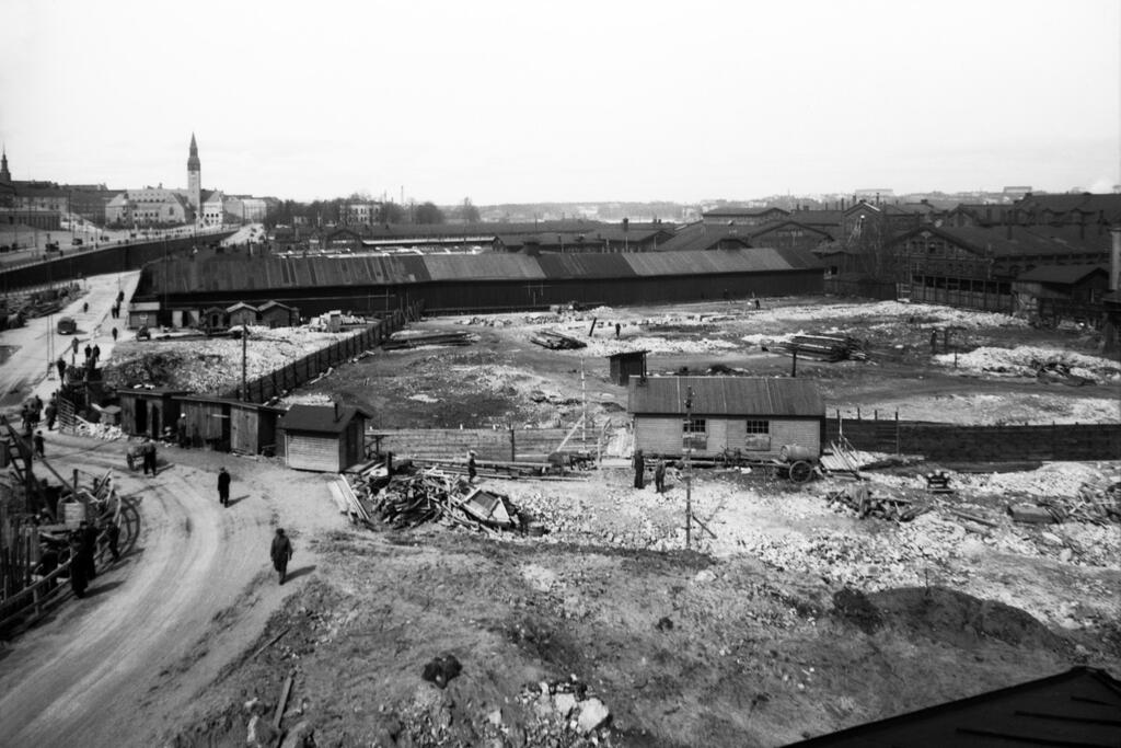 Gasverkets förra tomt 19.5.1935. I bakgrunden syns Tölö godsstation, som fungerade åren 1899–1989. Foto: Helsingfors stadsmuseum / Foto Roos