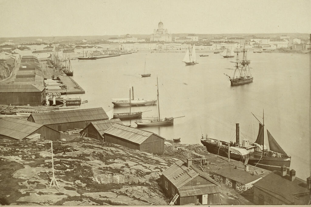 På en bild tagen från klipporna i Brunnsparken syns segelfartyg av olika storlek och ångfartyg som representerande den nya tekniken. Ett hjulångfartyg verkar ha segel som säkerhetsåtgärd. Foto: Museiverket / Eugen Hoffers