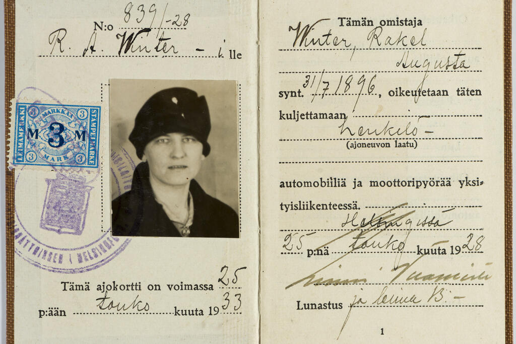 Autoilua säänneltiin aluksi kunnallisilla järjestyssäännöillä.  Helsingissä edellytettiin kuljettajakurssin käymistä jo vuonna 1915, valtakunnallinen määräys ajoluvasta annettiin vuonna 1922. Ajokorttia hakevan piti myös todistaa olevansa raitis ja hyvämaineinen. Kuvaaja: Museovirasto