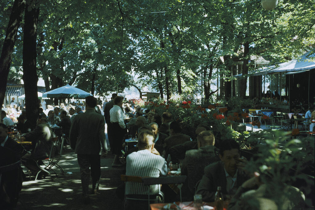 Restaurang Kapellets utekafé var omfattande år 1959. Foto: Helsingfors stadsmuseum / Iiro Nurminen