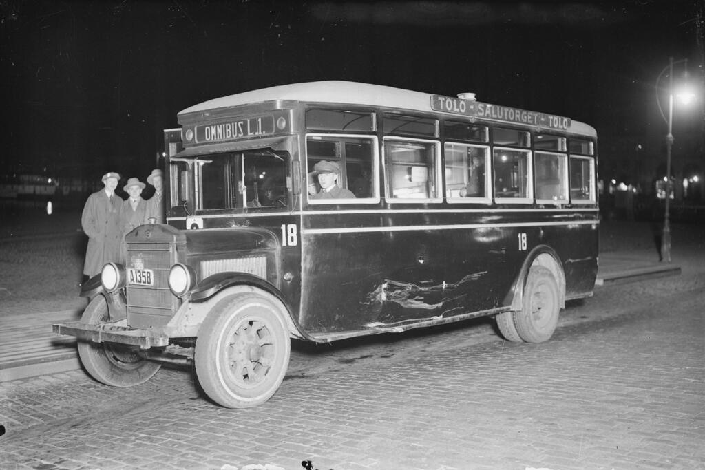 Bussen på Tölö–Salutorget-linjen fotograferad år 1929. Bussens sida hade spår av en kollision. Trots det låga antalet motorfordon var olyckor vanliga, särskilt i personbilstrafiken. Foto: Museiverket