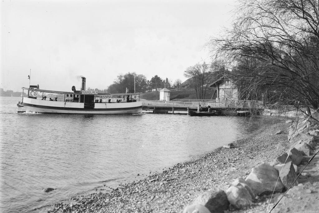 Ångfartyget vid färjeläget vid Högholmen cirka 1908. Foto: Museiverket / M. L. Carstens