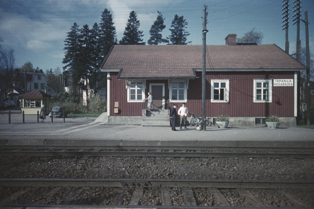 Vuonna 1933 valmistunut asemarakennus, joka toimii nykyisin Pikku Huopalahden asukastalona. Kuvaaja: Museovirasto / Aukusti Tuhka