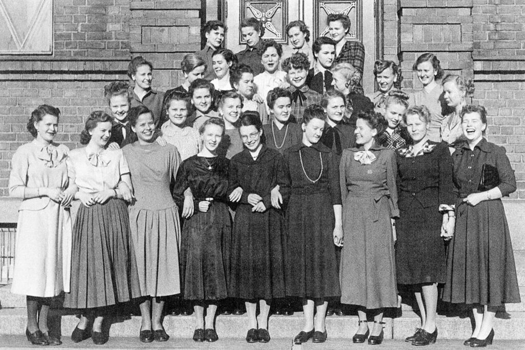 De gamla framför sin skola, finska flicknormallyceet år 1949. För att visa sin mognad har de klätt sig toppmodernt i stil med Diors New Look, vilket måste ha krävt ansträngning och fyndighet i ett land av efterkrigstida bristår. Foto: Helsingfors stadsmuseum