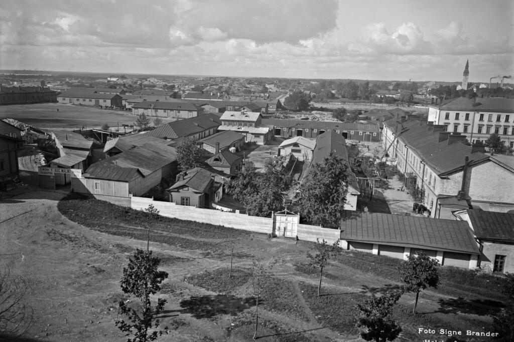 Turun kasarmi vuonna 1909. Kuvan yläreunassa erottuu Kansallismuseon torni. Kuvaaja: Helsingin kaupunginmuseo / Signe Brander