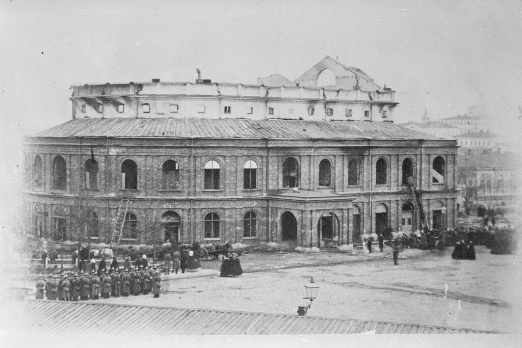 Nya teatern efter branden i maj 1863. Gasbelysningen hade knappast med saken att göra. Foto: Museiverket