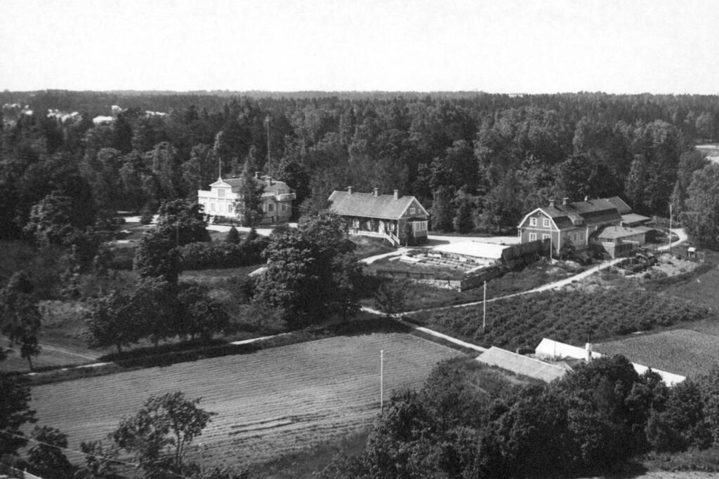 Annegårds byggnader, trädgård och växthus fotograferade 1932. Byggnaden till vänster är äldst. Foto: Helsingfors stadsmuseum / P. J. Bögelund