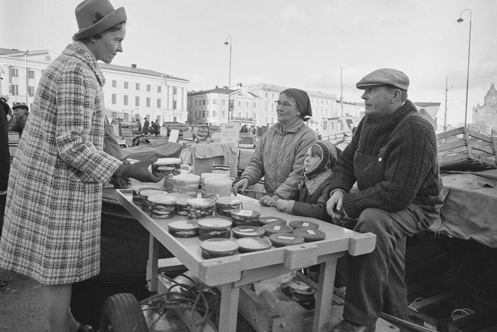 Fiske, konservtillverkning och försäljning har traditionellt sysselsatt hela familjen. Foto: Museiverket / Pekka Kyytinen