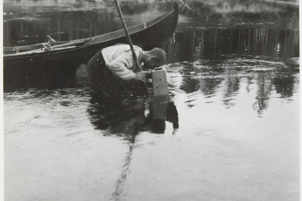 Raakkujen tähystystä toisenlaisella menetelmällä vuonna 1933. Kuvaaja: Museovirasto / Ilmari Manninen