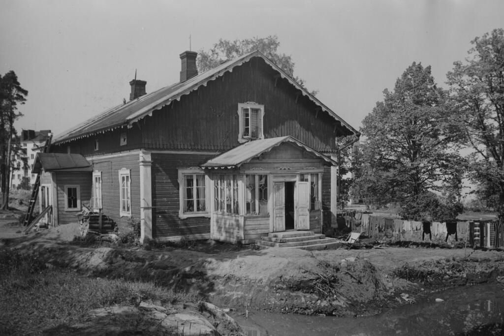 Puutalo Solnantiellä vuonna 1953. Kuvan vasemmassa reunassa näkyy uusi kerrostalo.  Kuvaaja: Helsingin kaupunginmuseo / Constantin Grünberg