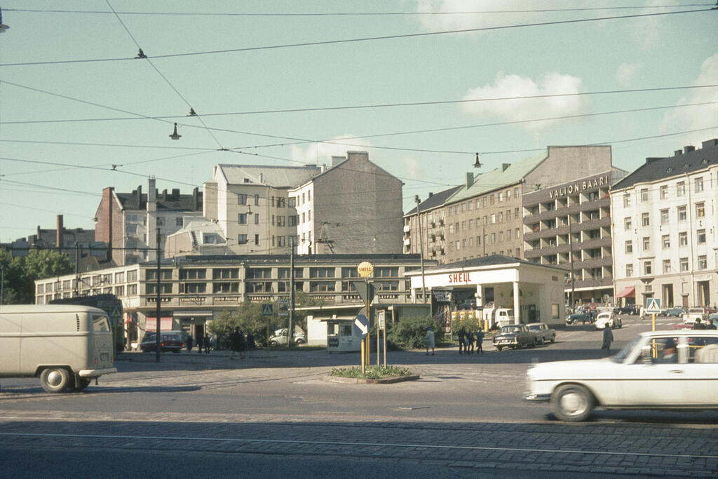 Vaasanpuistikko (myös Vaasanaukio, Piritori ja Ikuisen vapun aukio) vuonna 1971. Kuvassa näkyvä Vaasanhalli valmistui 1930 ja huoltoasema 1929. Jälkimmäinen purettiin Sörnäisten metroaseman tieltä 1982. Kuvaaja: Helsingin kaupunginmuseo / Jarno Peltonen