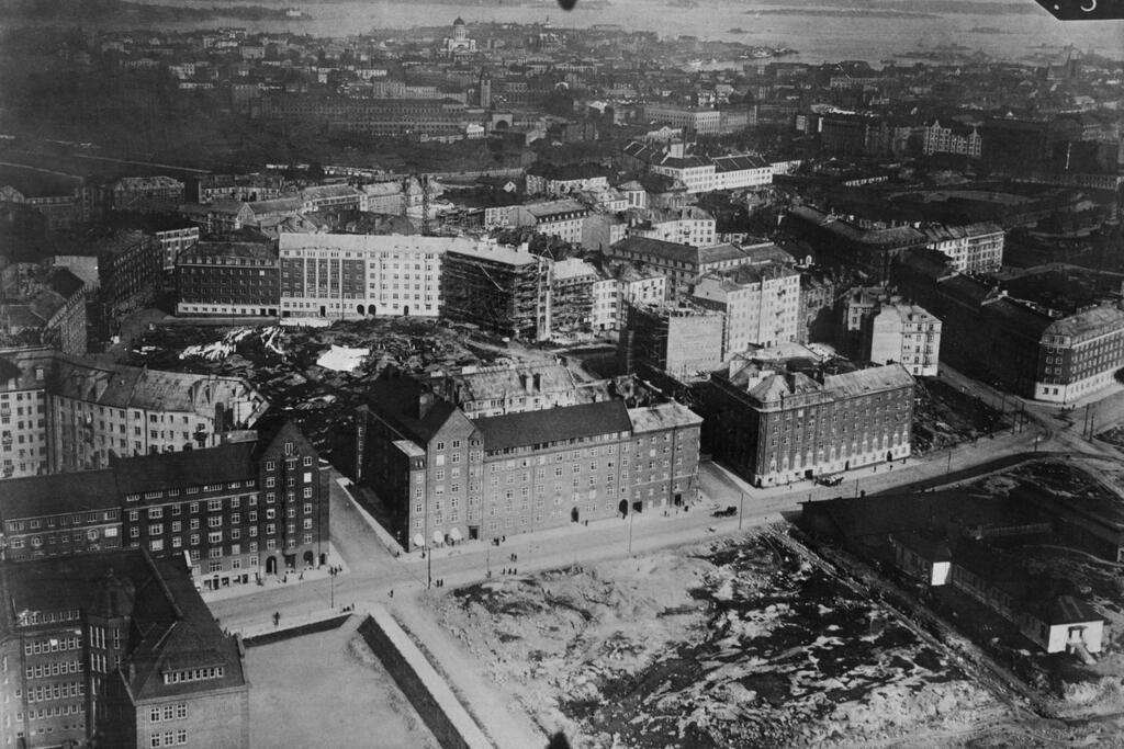 Runeberginkatu, Etu-Töölö kuvattuna 28.5.1926. Alhaalla oikealla Koleraparakit. Taustalla näkyy rautatieasema ja Tuomiokirkko, jota siihen aikaan kutsuttiin Suurkirkoksi. Kuvaaja: Helsingin kaupunginmuseo / Martikainen ja Kni