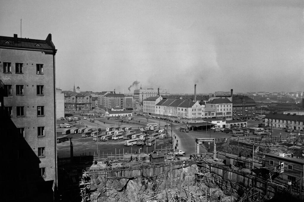 Näköala Annankadulta linja-autoasemalle vuonna 1955. Rakenteilla etualalla Annankatu 34.  Kuvaaja: Helsingin kaupunginmuseo / Constantin Grünberg