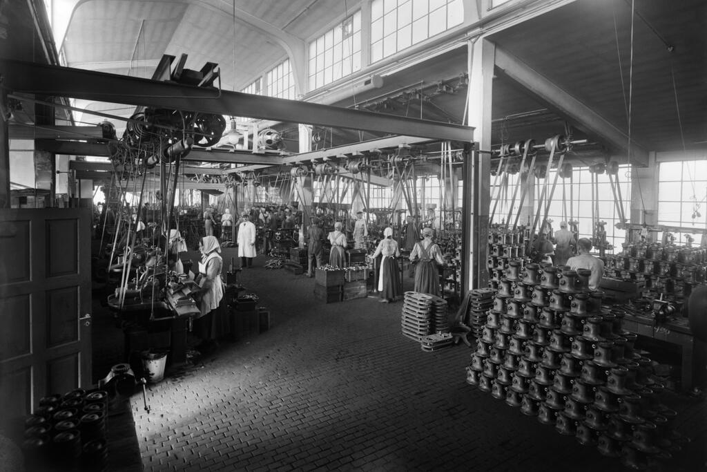 Arbetare på Maskin och Brobyggnads Ab:s fräsaravdelning. Kvinnor som utförde samma arbetsuppgifter som män fick sämre betalt för dem. Foto: Helsingfors stadsmuseum / Eric Sundström