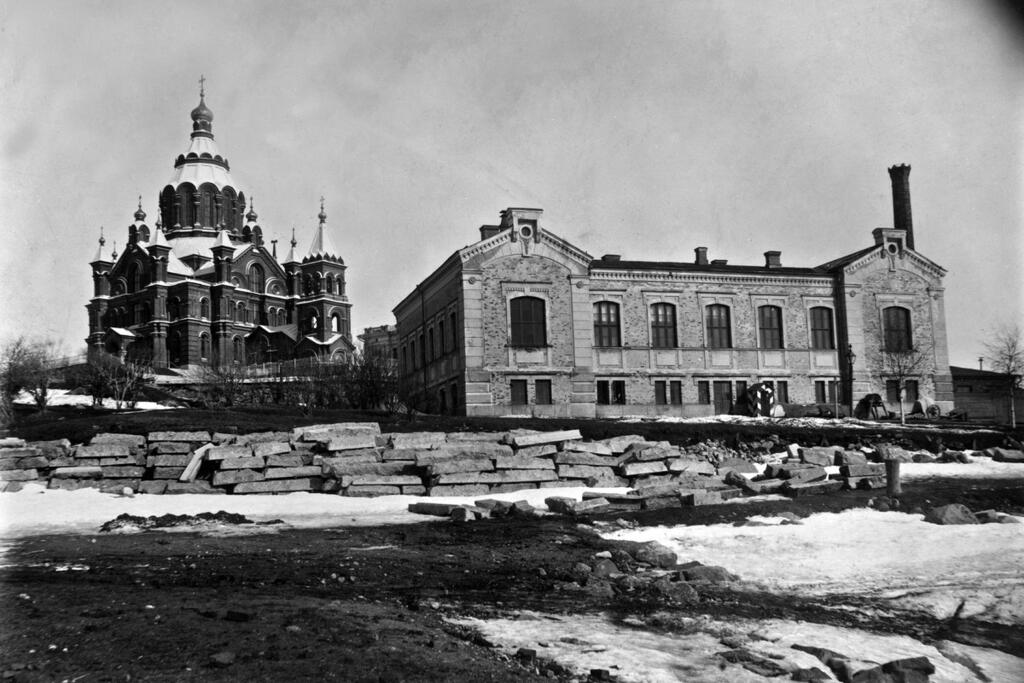 When Finland gained its own currency during the period of autonomy, a mint was needed. Here, they produced marks and pennies until 1987, when the operations were transferred to Vantaa. The Bank of Finland and the House of the Estates were also planned for Katajanokka, but they were decided to be built in Kruununhaka. Photo: Helsinki City Museum