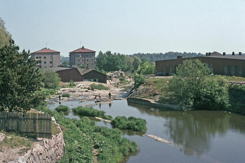 Barn leker vid Gammelstadsforsen år 1965. Till vänster syns bostadshus designade av Aarne Ervi från 1950-talet. Foto: Helsingfors stadsmuseum / Constantin Grünberg