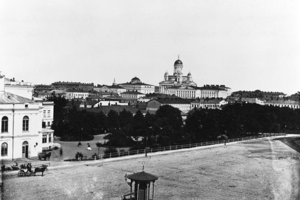 Vuonna 1875 Helsingin väkiluku oli 23 070. Vuonna 1912 se oli 129 396. Etualalla on Erottajan kaivo. Kuvaaja: Helsingin kaupunginmuseo / Carl Eugen Hoffers