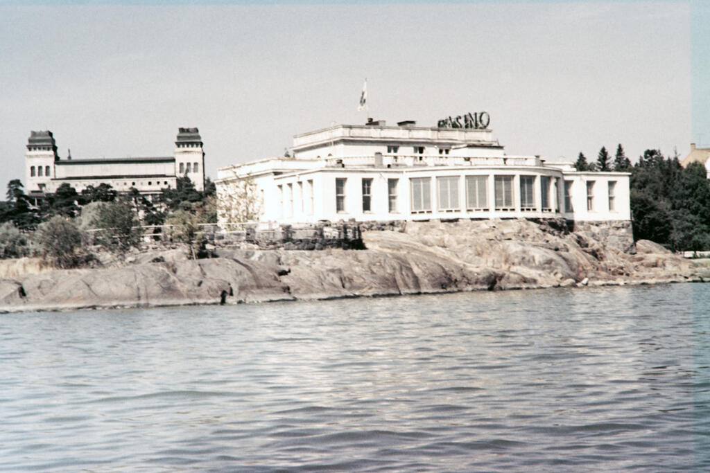 Helsingin ensimmäisen diskon järjestämispaikka Kulosaaren Casino 1960-luvulla.  Kuvaaja: Helsingin kaupunginmuseo