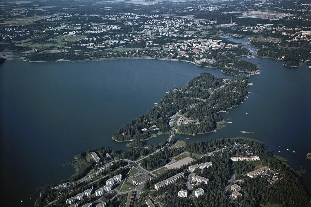 Etualalla kuvassa on Lehtisaari, keskellä on Kuusisaari, jonka yläpuolella on Munkkiniemi. 