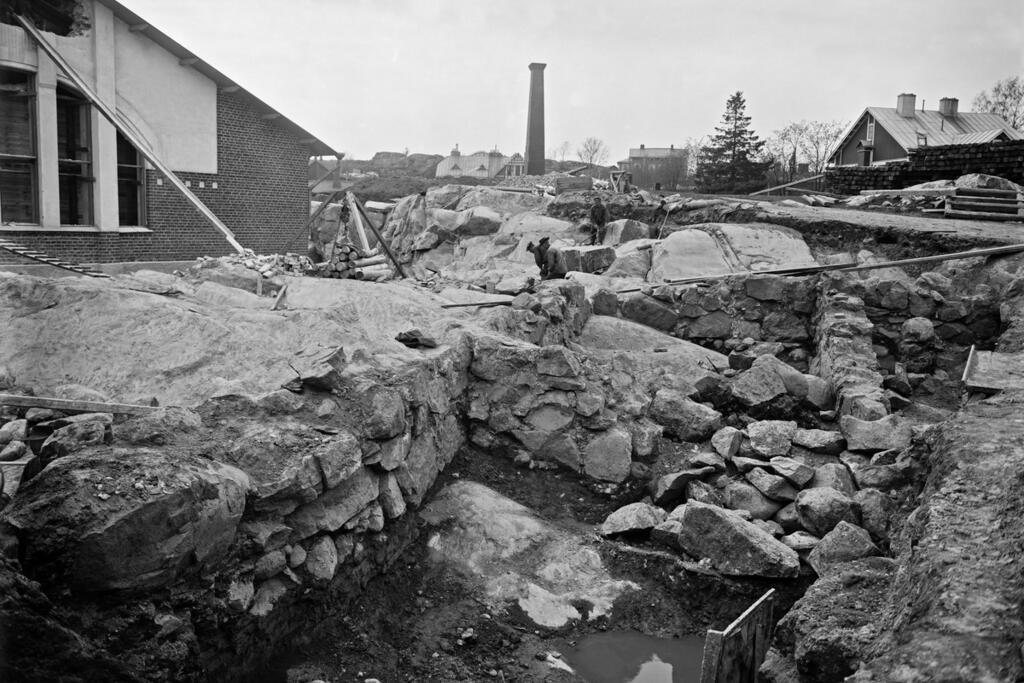 Fotograf Signe Brander åkte med Helsingfors Fornminnesnämnd och fotograferade objekt i Gammelstaden. Här syns kungsgårdens grunder på Kungsgårdsholmen. 
 Foto: Helsingfors stadsmuseum / Signe Brander