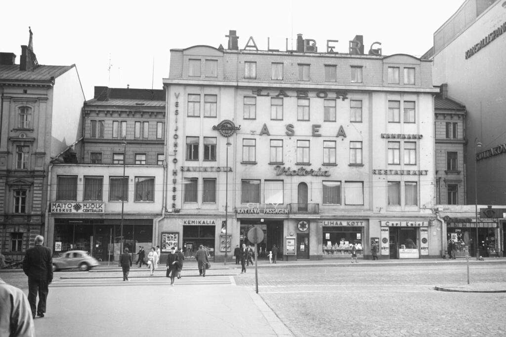 Kaivokatu 8 purettiin Makkaratalon tieltä, kuten myös saman korttelin Keskuskatu 6 ja 8.  Kuvaaja: Helsingin kaupunginmuseo / Constantin Grünberg