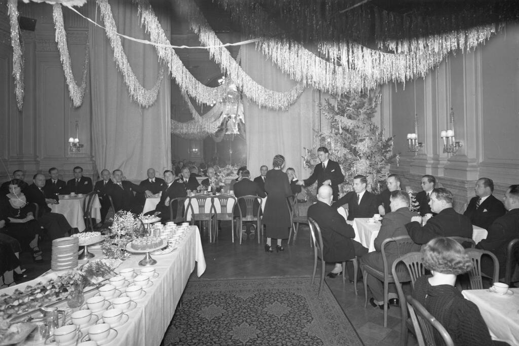 Kämpin juhlakerroksessa on pidetty vuosien saatossa monenlaisia juhlia. Tässä on meneillään Suomen hotelli- ja ravintolakoulun joulujuhla vuonna 1936. Kuvaaja: Museovirasto / Pietinen