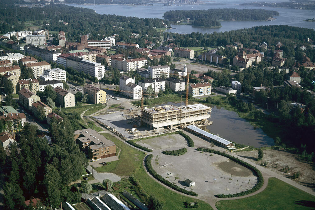 Vanha Munkkiniemi yläviistosta kuvattuna. Kone Oy:n hallintotoimintojen konttoria rakennetaan.