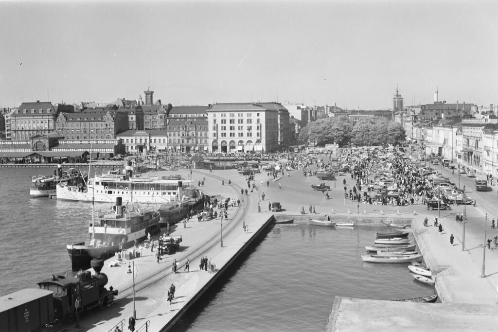 Eteläsatama ja Kauppatori 1930-luvulla. Vasemmalla näkyy Katajanokan satamasta Eteläsatamaan menevä tavarajuna.  Kuvaaja: Museovirasto / Aarne Pietinen