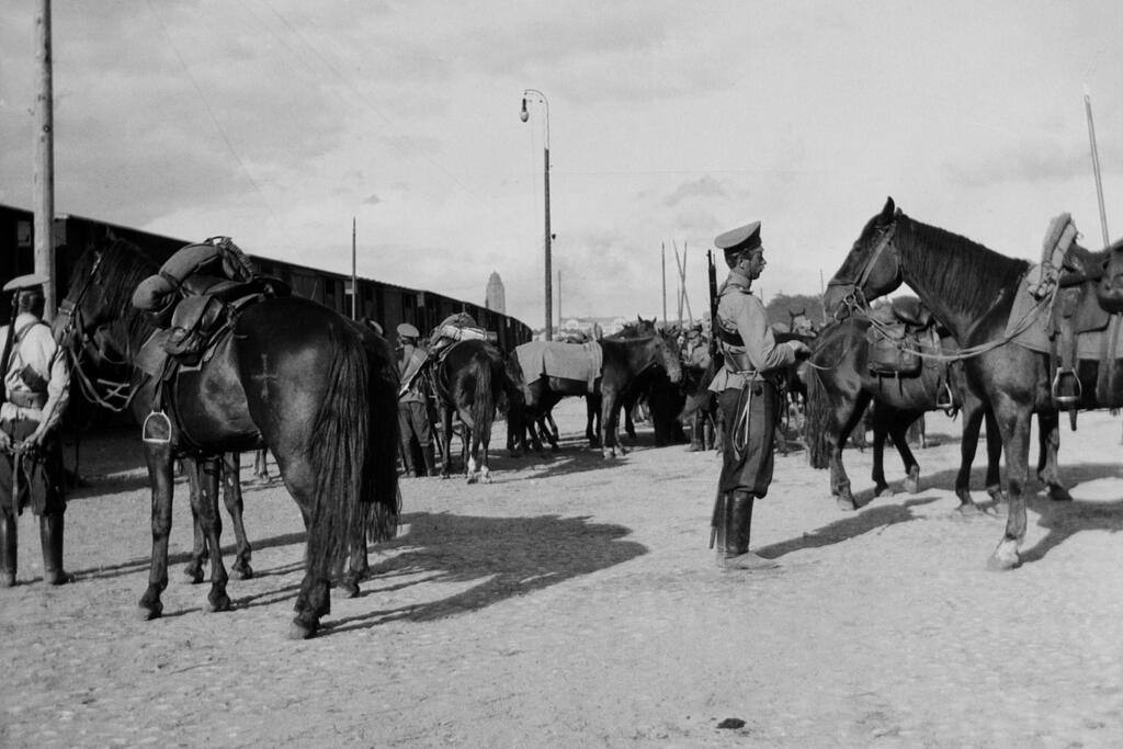 Venäläisiä kasakoita hevosineen odottamassa junaan nousua Töölön ratapihalla. Kuvaaja: Ivan Timiriasew / Helsingin kaupunginmuseo