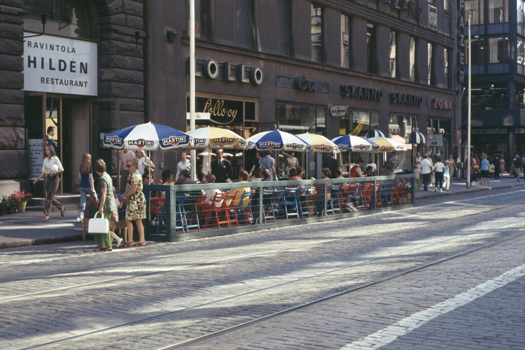 Lempi Hildén öppnade ett gatukafé på Alexandersgatan under försöket med gågatan. Bilden är tagen 4.8.1970. Foto: Helsingfors stadsmuseum / A.-L. Amberg