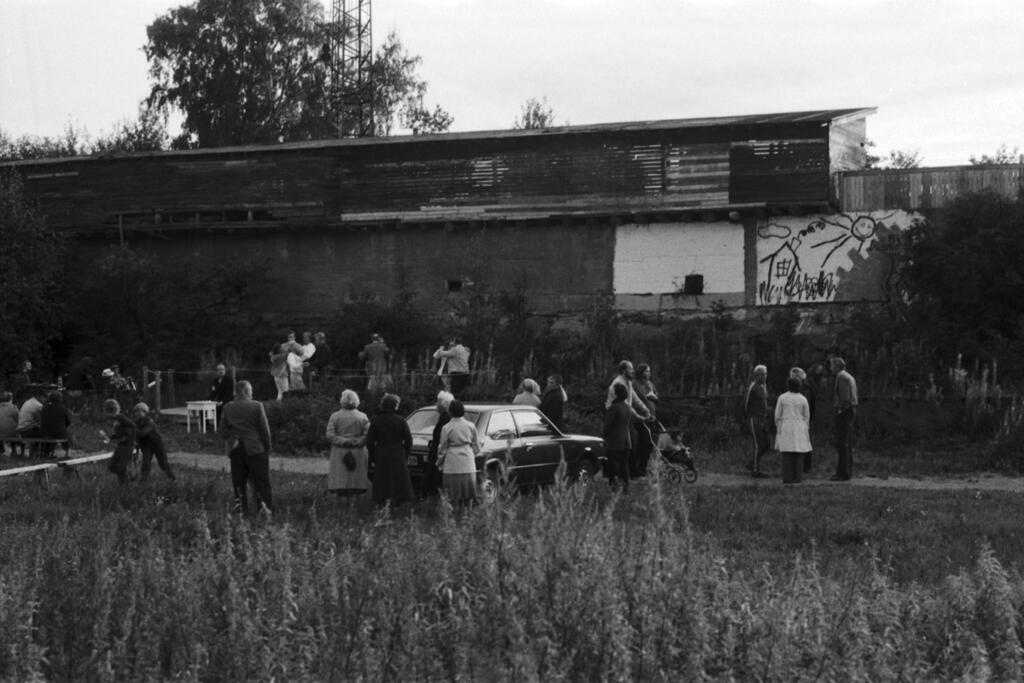 Ihmisiä tanssimassa "uudella" Mosabackan lavalla Hiidenkivenpuistossa. Alkuperäinen Mosabackan lava sijaitsi vuosina 1909–1956 Sanduddin tapettitehtaan naapurissa, Viertolantien varrella. Kuvaaja: Helsingin kaupunginmuseo / Eeva Rista