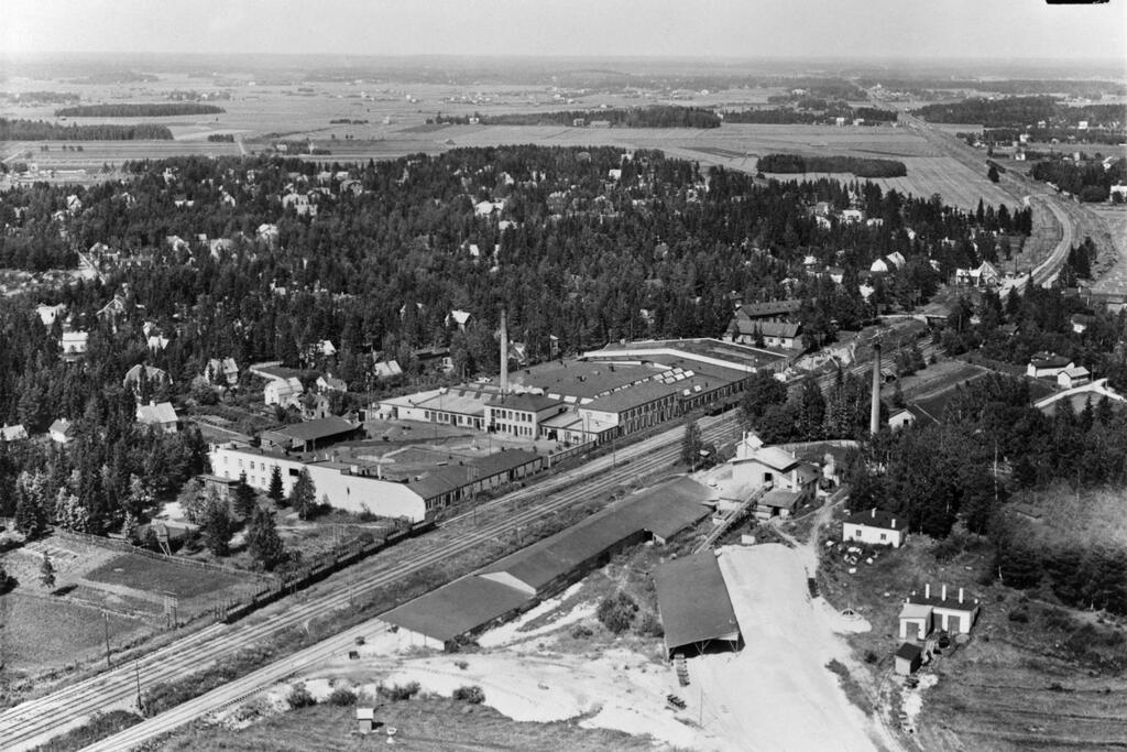 Ilmakuvassa vuodelta 1930 näkyvät Sanduddin tehtaat ja päärata. Mosabackan lava näkyy vasemmalla ennen tehtaita. Kuvaaja: Helsingin kaupunginmuseo / Osakeyhtiö Sääski