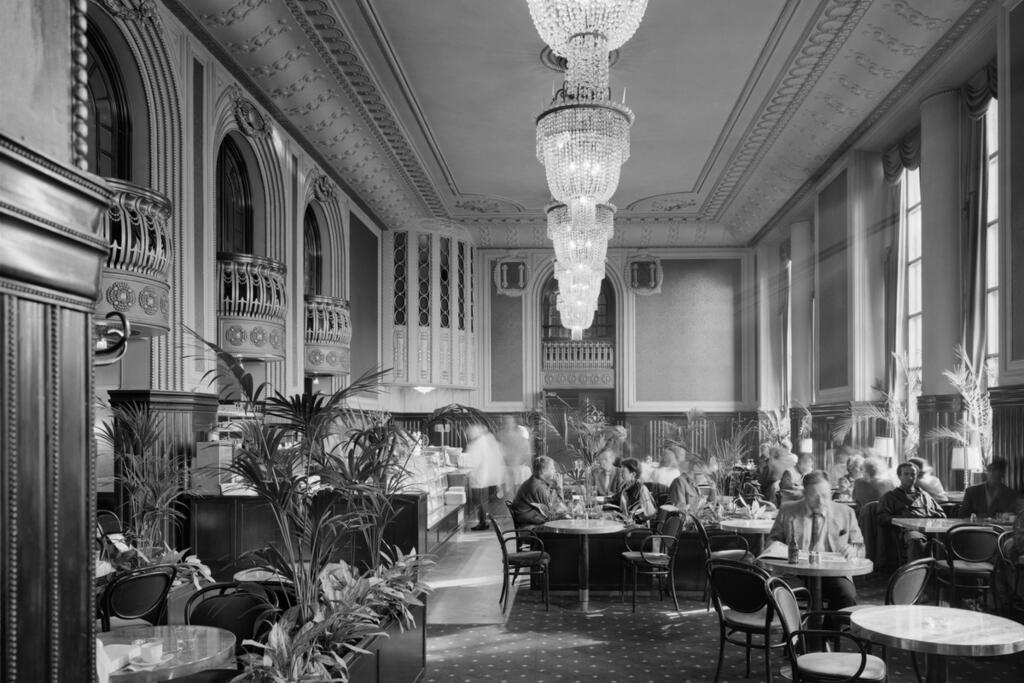 I hotell Societetshusets (Seurahuone) gamla restaurangsal fann åren 1982–1996 ett kafé i wienerstil som i början hade bordsservering. Det som var speciellt med kaféet år 1996 var att stället prövade på totalt rökförbud med god framgång.  Foto: Helsingfors stadsmuseum / Kari Hakli