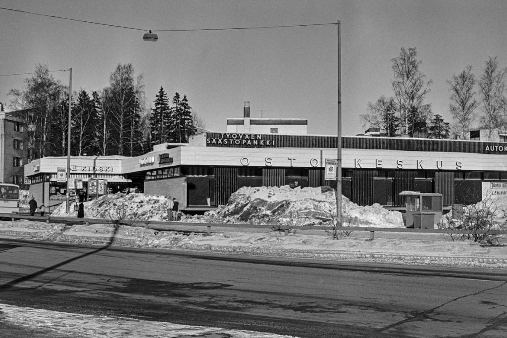 Suursuon ostoskeskus sai nimensä Suursuon alueesta, mutta usein puhuttiin myös Maunulan ostoskeskuksesta.  Ostoskeskus valmistui vuonna 1962 ja purettiin vuonna 2012. Se sijaitsi Pakilantien varressa nykyistä Maunula-taloa vastapäätä. Kuvaaja: Helsingin kaupunginmuseo / Harri Ahola
