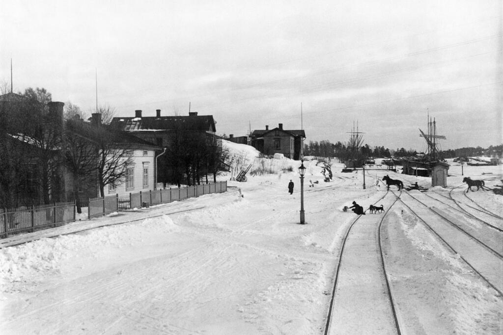 Sörnäs hamnbana och godsstation, Villa Ostkap och tullhuset. I bakgrunden skymtar Blåbärslandet.  Foto: Helsingfors stadsmuseum