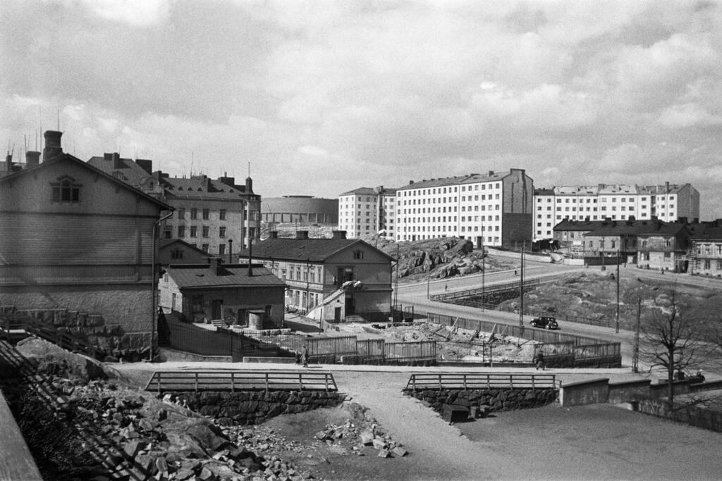 Näkymä Alppikadun ja Läntisen Alppirinteen kulmasta luoteeseen Helsinginkadun yli vuonna 1949 tai 1950. Kuvaaja: Helsingin kaupunginmuseo / Eino Heinonen